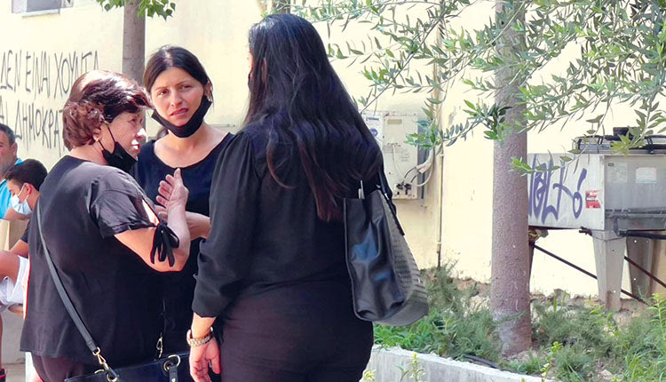 Οι συγγενείς του 39χρονου συγκεντρώθηκαν έξω από το δικαστήριο και χθες 