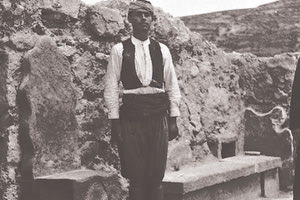 ΦΩΤΟΗΜΕΡΑΣ: Κνωσός 1901. Περήφανος ο Κρητικός στέκεται και φωτογραφίζεται δίπλα στο θρόνο του Μίνωα.