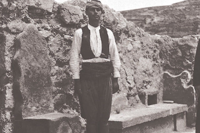 ΦΩΤΟΗΜΕΡΑΣ: Κνωσός 1901. Περήφανος ο Κρητικός στέκεται και φωτογραφίζεται δίπλα στο θρόνο του Μίνωα.