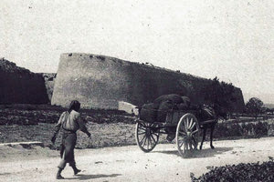 ΦΩΤΟΗΜΕΡΑΣ: Στο Ηράκλειο μιας άλλης εποχής, τότε που το μουλάρι και το γαϊδουράκι έσερναν το κάρο και έτσι γίνονταν οι μεταφορές, όπως σ αυτή την φωτογραφία στα χρόνια του μεσοπολέμου, από το Kομμένο Mπεντένι στον Μασταμπά... H σημερινή οδός Γεωργίου Γεωργιάδη! (Μάρκος Ναλετάκης)