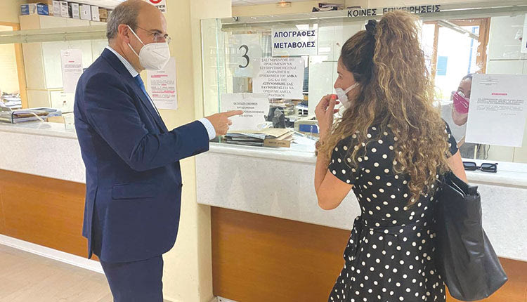 Ο Κωστής Χατζηδάκης βρέθηκε στην Κέρκυρα για την παράδοση των εργατικών κατοικιών από τον ΟΑΕΔ