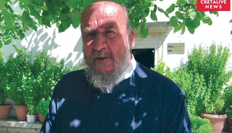 Στην αποκάλυψη ότι δέχεται υβριστικά μηνύματα προχώρησε την Παρασκευή ο π. Ανδρέας Καλιοντζάκης