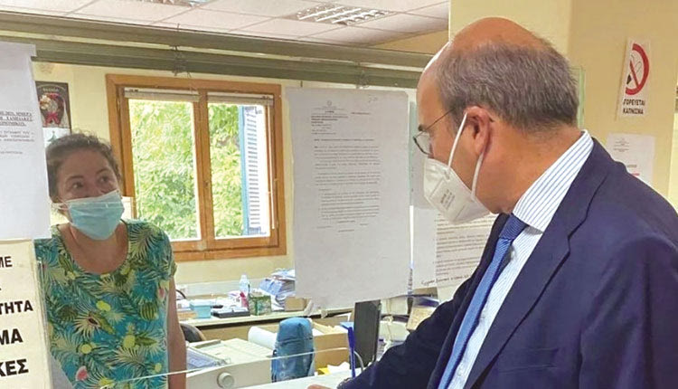 Ο Κωστής Χατζηδάκης βρέθηκε στην Κέρκυρα για την παράδοση των εργατικών κατοικιών από τον ΟΑΕΔ