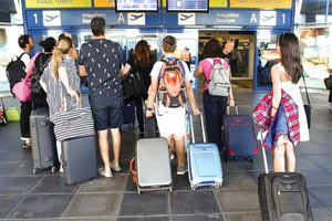 Η τουριστική κοσμοπλημμύρα συνεχίζεται