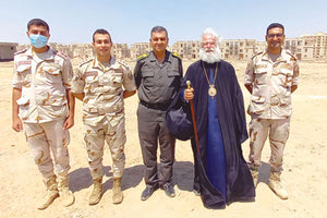 Ο πατριάρχης με Αιγύπτιους αξιωματούχους στον χώρο που δωρήθηκε