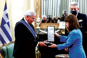 Η Πρόεδρος τίμησε τον Μενέντεζ