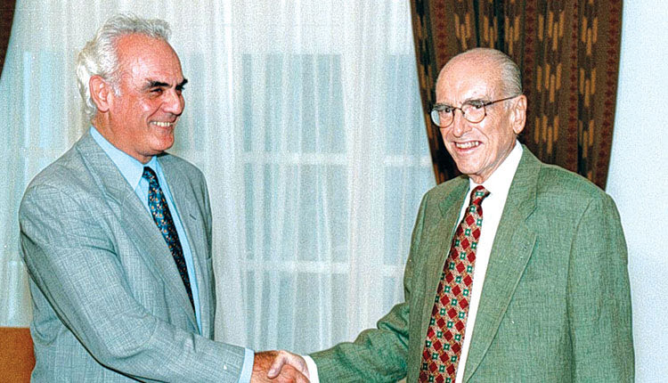 Στενός φίλος και συνεργάτης του Ανδρέα Παπανδρέου υπήρξε ο Άκης Τσοχατζόπουλος 