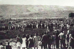 ΦΩΤΟΗΜΕΡΑΣ: ΤΟ ΕΠΙΒΛΗΤΙΚΟ ΜΝΗΜΟΣΥΝΟ ΤΩΝ ΝΕΟΖΗΛΑΝΔΩΝ ΣΤΟ ΝΕΚΡΟΤΑΦΕΙΟΝ ΣΟΥΔΑΣ (Φωτογραφία και περιγραφή- Γιάννης Δεσποτάκης). “Απο της 7ης πρωινής της Κυριακής (30/9/1945) κύματα λαού εξ ανδρών και γυναικών εκ της πόλεως και των περιχώρων άλλα πεζη και άλλα δι αυτοκινήτων κατηυθύνοντο εις το παρα τον Βλητε παραλιακόν λεκανοπέδιον όπου έχει αναγερθεί το νέον αγγλικόν νεκροταφείον....” εφημερίδα “ΤΟ ΒΗΜΑ ΤΟΥ ΛΑΟΥ” (από το βιβλίο του Μπριντάκη)