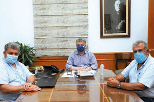 στον περιφερειάρχη Κρήτης Σταύρο Αρναουτάκη ο πρόεδρος του Παγκοσμίου συμβουλίου Κρητών Μανόλης Κουγιουμουτζής