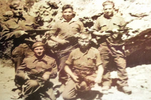 Πετροδολάκια Ψηλορείτη, 8 Αυγούστου 1944 (απόγευμα). Οι πέντε από τους έξι Ρώσους που πήραν μέρος στο σαμποτάζ της Δαμάστας.