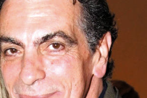 Απεβίωσε ο σχεδιαστής μόδας Χάρης Χουρμούζης 