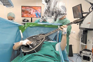 Με το μπουζούκι στο... χειρουργείο