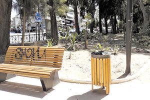 Πάρκο Γεωργιάδη, Γκράφιτι σε παγκάκι και κολώνα φωτισμού