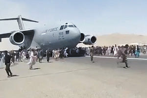 χαοτική η κατάσταση στο αεροδρόμιο της Καμπούλ