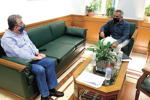 Με τον δήμαρχο Οροπεδίου Λασιθίου Γιάννη Στεφανάκη ο περιφερειάρχης Σ. Αρναουτάκης