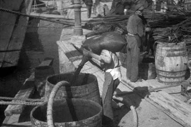 ΦΩΤΟΗΜΕΡΑΣ:Μεταφορά κρασιού σε ασκιά στο λιμάνι Ηρακλείου το 1935... (Μάρκος Ναλετάκης).