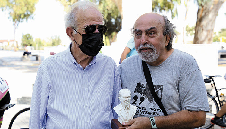 Ο πρόεδρος του Κάστρο  κ. Σαρρής στη διάρκεια της εκδήλωσης βράβευσε  τον δήμαρχο Ηρακλείου κ. Λαμπρινό