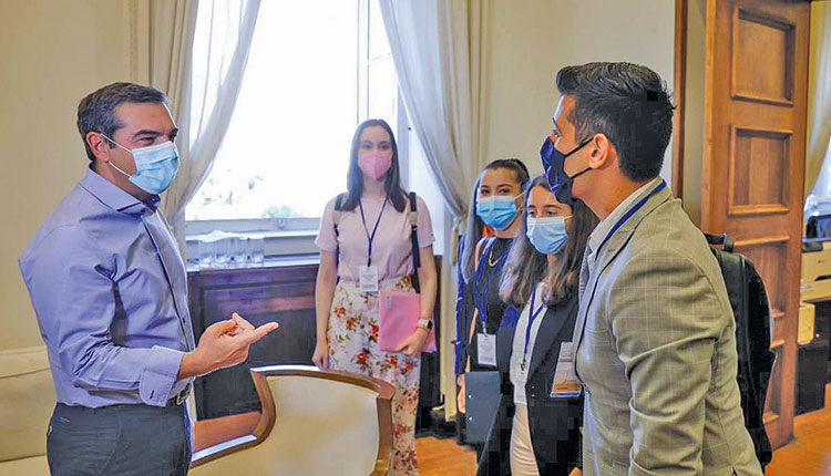 Την ανάγκη να επενδύσουμε ως κοινωνία στην παιδεία και όχι να αποκλείουμε νέους από τη γνώση υπογράμμισε ο πρόεδρος του ΣΥΡΙΖΑ - Προοδευτική Συμμαχία Αλέξης Τσίπρας, στη συνάντηση που είχε στο γραφείο του στη Βουλή με εφήβους, μέλη της Επιτροπής Παιδείας της Βουλής των Εφήβων, με αφορμή τις προτάσεις που κατέθεσαν