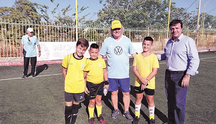  Ο κ. Συριγωνάκης με τον “Βάσια” και παιδιά του Εργοτέλη