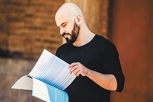 Ο ΣΥΝΘΕΤΗΣ ΔΗΜΗΤΡΗΣ ΜΑΡΑΜΗΣ ΜΙΛΑ ΣΤΗΝ “Π” ΓΙΑ ΤΗΝ ΠΑΡΑΣΤΑΣΗ, ΤΗΝ ΚΡΗΤΗ ΚΑΙ ΤΟΝ ΚΑΖΑΝΤΖΑΚΗ “Ποτέ δεν έβαλα νερό στο κρασί μου, θα έβαζα τώρα στον Καπετάν Μιχάλη”; 