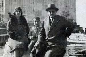 ΦΩΤΟΗΜΕΡΑΣ: Ο μεγάλος Μίκης Θεοδωράκης γεννήθηκε στις 29 Ιουλίου 1925 στη Χίο. Η καταγωγή του πατέρα του, Γεωργίου Θεοδωράκη ήταν από τον Γαλατά Χανίων και της μητέρας του, Ασπασίας Πουλάκη, από τον Τσεσμέ της Μικράς Ασίας. Οι γονείς του συναντήθηκαν στην Μικρά Ασία. Έφυγε πλήρης ημερών στις 2 Σεπτεμβρίου 2021. (Φωτό: Ακρόπολη 1930 όταν ήταν 5 ετών, με τους γονείς του).