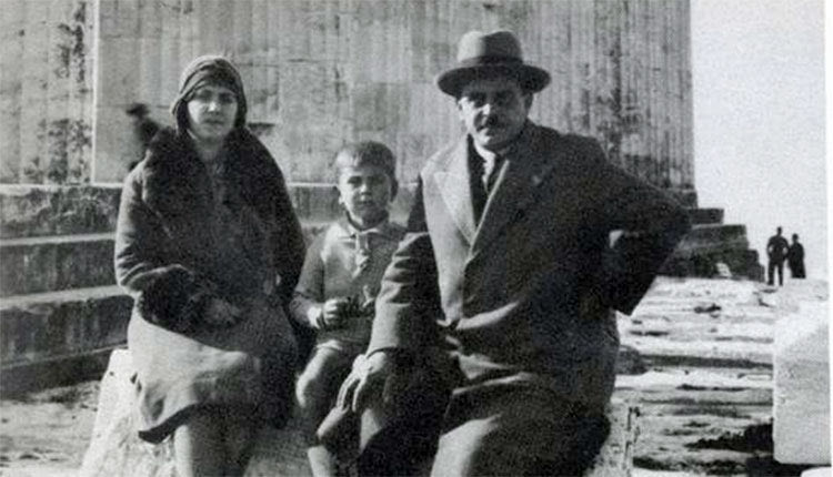 ΦΩΤΟΗΜΕΡΑΣ: Ο μεγάλος Μίκης Θεοδωράκης γεννήθηκε στις 29 Ιουλίου 1925 στη Χίο. Η καταγωγή του πατέρα του, Γεωργίου Θεοδωράκη ήταν από τον Γαλατά Χανίων και της μητέρας του, Ασπασίας Πουλάκη, από τον Τσεσμέ της Μικράς Ασίας. Οι γονείς του συναντήθηκαν στην Μικρά Ασία. Έφυγε πλήρης ημερών στις 2 Σεπτεμβρίου 2021. (Φωτό: Ακρόπολη 1930 όταν ήταν 5 ετών, με τους γονείς του).