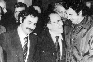 ΘΕΟΔΩΡΑΚΗΣ: Υποδεχόμενοι τον Καρίγιο Μια μικρή συνεισφορά της στήλης για τον Μίκη. Με τον Αλέξανδρο Παναγούλη, και άλλους, το 1974 υποδέχονται τον Σαντιάγο Καρίγιο. Τον κομμουνιστή Ισπανό γραμματέα, τον πρωτοπόρο ευρωκομμουνιστή.