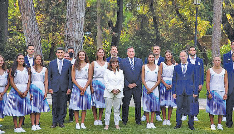 Συνεχάρη τους Ολυμπιονίκες «Αποτελείτε πρότυπα για τους νέους μας, διδάσκοντάς τους την έννοια της ευγενούς άμιλλας, της αφοσίωσης στον στόχο, της υπέρβασης των εμποδίων προς χάριν του ιδεώδους», τόνισε η Πρόεδρος της Δημοκρατίας Κατερίνα Σακελλαροπούλου υποδεχόμενη στον κήπο του Προεδρικού Μεγάρου, αθλητές και προπονητές της Ολυμπιακής ομάδας που έλαβαν μέρος στους Ολυμπιακούς Αγώνες στο Τόκιο. 