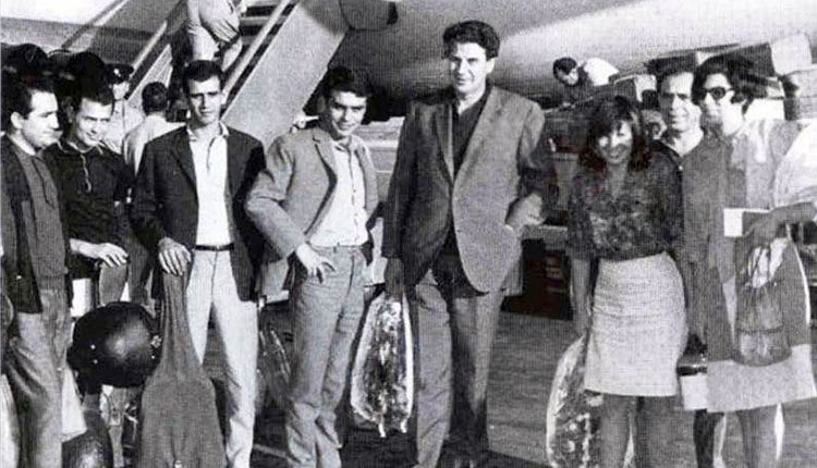 Κ. Παπαδόπουλος, Λ. Καρνέζης, Δ. Μητροπάνος, Γ. Πουλόπουλος, Μ. Θεοδωράκης, Ε. Ροδά,  Γ. Διδίλης, Μ. Φαραντούρη στο αεροδρόμιο πριν την συναυλία στο γήπεδο του Εργοτέλη το 1966