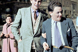 Με τον Μάνο Χατζιδάκι;