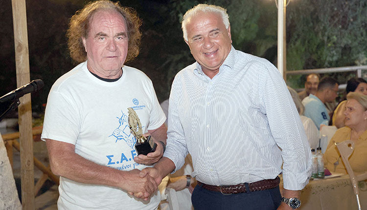 Ο πρόεδρος της ΔΕΥΑΗ κ. Βουρεξάκης βράβευσε τον Κελεσίδη 