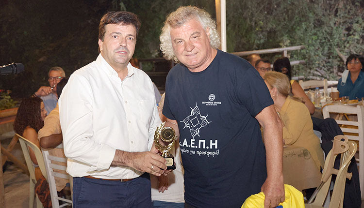 Ο κ. Συριγωνάκης τιμά τον Χατζηπαναγή