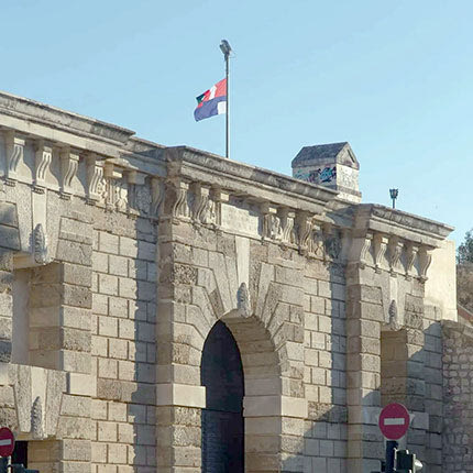 ΑΠΟ ΤΟ «ΤΕΧΝΗ ΚΑΘ’ ΟΔΟΝ» «Κρυπτογράφηση» στην περιπατητική διαδρομή των Ενετικών Τειχών