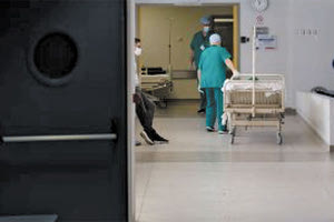 Στο στόχαστρο της Εισαγγελίας η διάπραξη αδικήματος σε βαθμό κακουργήματος από πρόσωπα που φέρονται να εμπόδισαν τη διασωλήνωση γυναίκας ασθενούς με κοροναϊό στο Νοσοκομείο «Ευαγγελισμός»