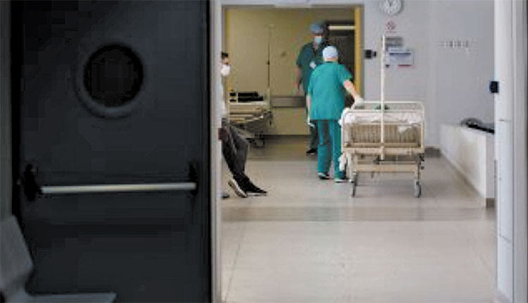 Στο στόχαστρο της Εισαγγελίας η διάπραξη αδικήματος σε βαθμό κακουργήματος από πρόσωπα που φέρονται να εμπόδισαν τη διασωλήνωση γυναίκας ασθενούς με κοροναϊό στο Νοσοκομείο «Ευαγγελισμός»