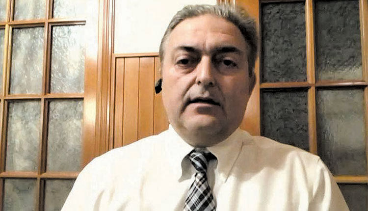 Ο καθηγητής κ. Βασιλακόπουλος