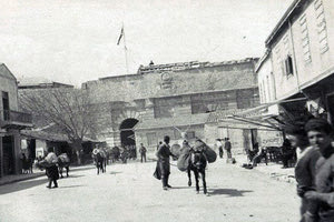 ΦΩΤΟΗΜΕΡΑΣ: Περνώντας την Πύλη του Παντοκράτορα εκεί δίπλα στην Χανιώπορτα είχες πρόσβαση για τη Δυτική Κρήτη στο Ηράκλειο αρχές του 20ου αιώνα (Μάρκος Ναλετάκης).