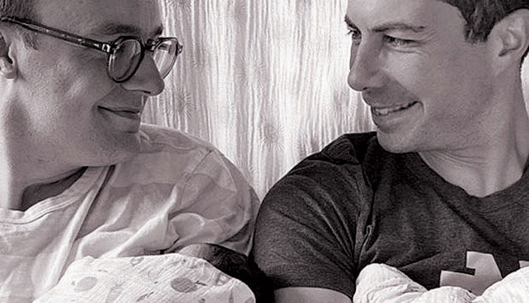 Γονείς έγιναν ο υπουργός Μεταφορών των ΗΠΑ Πιτ Μπούτιτζετζ και ο σύζυγός του, Τσάστεν, που ολοκλήρωσαν τη διαδικασία υιοθεσίας δύο μωρών.