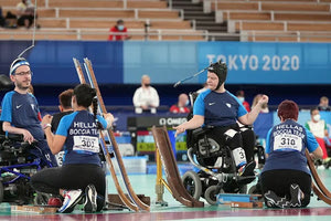 Το δέκατο μετάλλιο πρόσθεσαν στη συγκομιδή της ελληνικής ομάδας στους Παραολυμπιακούς Αγώνες του Τόκιο, οι Γιώργος Πολυχρονίδης (της Μεγαλονήσου), Αννα Ντέντα και Αναστασία Πυργιώτη (φωτό).