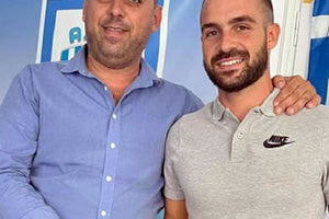 Ο Αρώνης με τον παράγοντα του Πόρου κ. Μαρκάκη