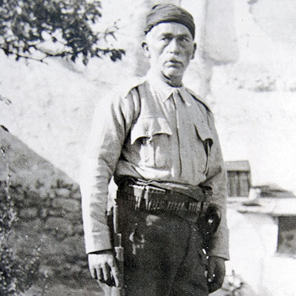 Ο Αρχηγός της Ανεξάρτητης Ομάδας Ανωγείων Α.Ο.Α. Χριστομιχάλης Ξυλούρης μετά τη δολοφονία του Γιάννη Δραμουντάνη-Στεφανογιάννη. Πήρε μέρος με άντρες της ομάδας του στο σαμποτάζ της Πυργούς Μαλεβυζίου, τη νύχτα της 23ης Ιουλίου 1944