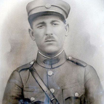 Ο Δημήτρης Ξυλούρης του Γεωργίου. Έπεσε νεκρός, από θραύσματα χειροβομβίδας στο σαμποτάζ της Πυργούς Μαλεβυζίου, τη νύχτα της 23ης Ιουλίου 1944