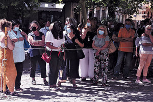 Πλήθος κόσμου για το λαϊκό προσκύνημα προς τον Μίκη Θεοδωράκη