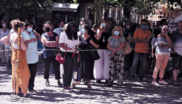 Πλήθος κόσμου για το λαϊκό προσκύνημα προς τον Μίκη Θεοδωράκη