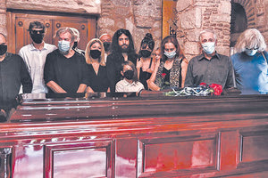 Με μιάμιση ώρα καθυστέρηση το λαϊκό προσκύνημα για τον Μίκη Θεοδωράκη