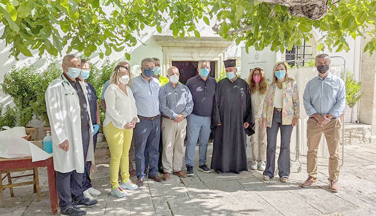 Μια φωτογραφία - πολλές σιωπές Ευτυχώς που αναγνώρισα από που προέρχεται η φωτογραφία γιατί ήμουν έτοιμος να ρωτήσω τι γυρεύει ένας ιερέας ανάμεσα σε τόσους πολιτικούς; Εκείνοι ζήτησαν να φωτογραφηθούν μαζί του εάν κατάλαβα καλά…