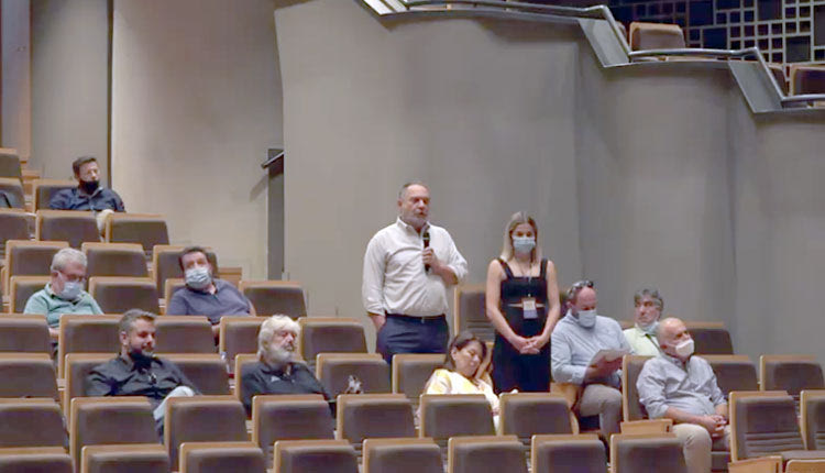 Μετά από έναν ολόκληρο χρόνο το Δημοτικό Συμβούλιο Ηρακλείου, συγκλήθηκε  ξανά διά ζώσης, στην κεντρική αίθουσα εκδηλώσεων του Πολιτιστικού Κέντρου με κεντρικό θέμα την έγκριση του ισολογισμού του 2020. Στη συνεδρίαση συμμετείχαν μόνο οι εμβολιασμένοι δημοτικοί σύμβουλοι, που ήταν και η συντριπτική πλειοψηφία, ενώ όποιος δεν είχε εμβολιαστεί είχε τη δυνατότητα να παρακολουθήσει ψηφιακά.