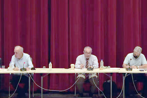 Μετά από έναν ολόκληρο χρόνο το Δημοτικό Συμβούλιο Ηρακλείου, συγκλήθηκε  ξανά διά ζώσης, στην κεντρική αίθουσα εκδηλώσεων του Πολιτιστικού Κέντρου με κεντρικό θέμα την έγκριση του ισολογισμού του 2020. Στη συνεδρίαση συμμετείχαν μόνο οι εμβολιασμένοι δημοτικοί σύμβουλοι, που ήταν και η συντριπτική πλειοψηφία, ενώ όποιος δεν είχε εμβολιαστεί είχε τη δυνατότητα να παρακολουθήσει ψηφιακά.