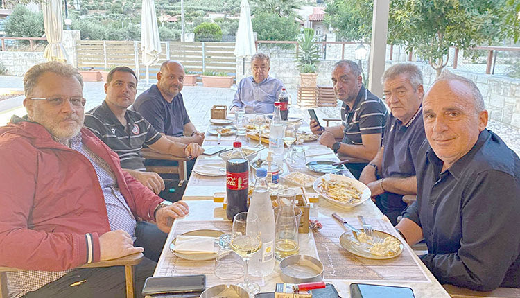 Τραπέζι στην αποστολή της Σαντορίνης παρέθεσε η ομάδα του Γιούχτα μετά τη μεταξύ τους φιλική αναμέτρηση. Σε εξαιρετικό κλίμα, οι δυο σύλλογοι δείπνησαν μαζί στις Αρχάνες ενώ το παρών έδωσε και ο Περιφερειάρχης Σταύρος Αρναουτάκης. 