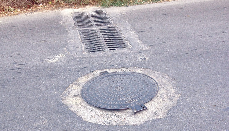 Απορεί ο αναγνώστης της “Π” κ.Ζ.Π «πώς παραδόθηκε από τον εργολάβο στο δημόσιο η λεωφόρος Ηρακλή, που είναι ευθεία συνέχεια της Λεωφόρου Χριστομιχάλη Ξυλούρη, πριν 1/2 χρόνια…Το φρεάτιο της φωτογραφίας στο ύψος της οδού οπλαρχηγού Πανουργιά, δεν έχει στρωθεί ποτέ με τσιμεντοκονία.